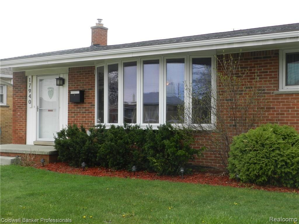 17940 Winsome Road Fraser, MI 48026 - Photo 2 of 24 Large bay window lets the sun shine in.