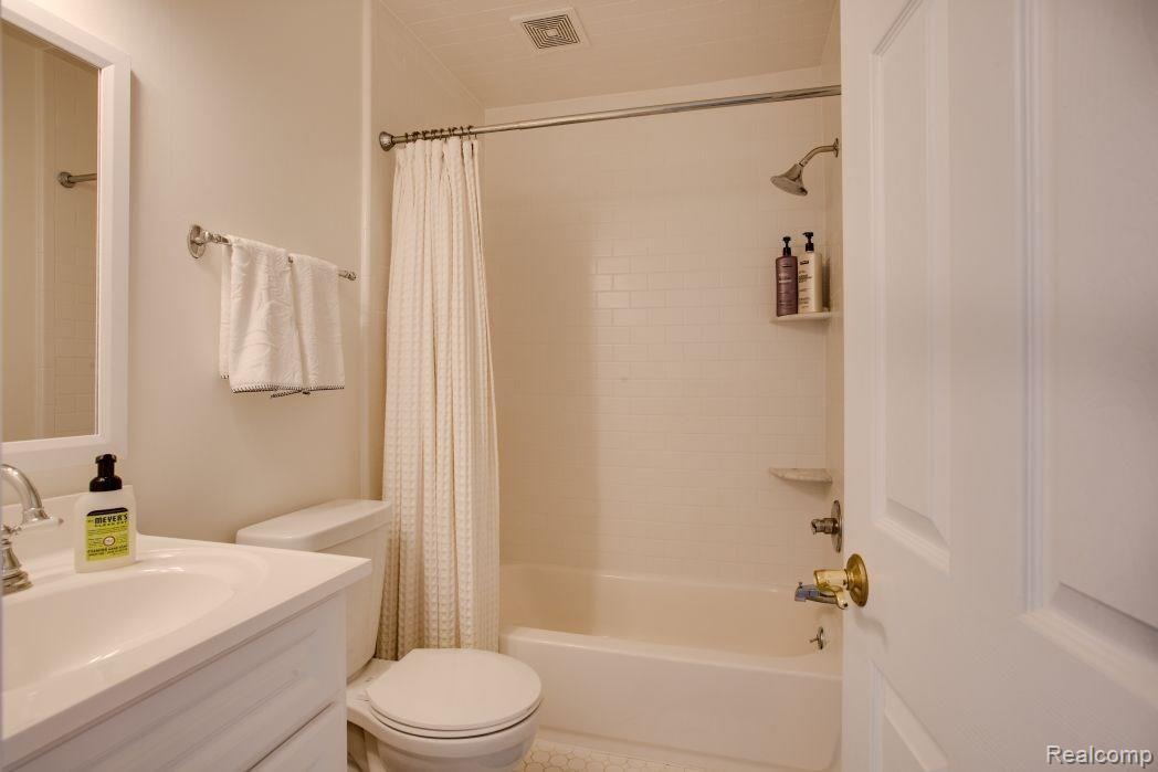 1402 Crescent Lane, Unit 330 Rochester, MI 48306 - Photo 23 of 32 Full Bath
