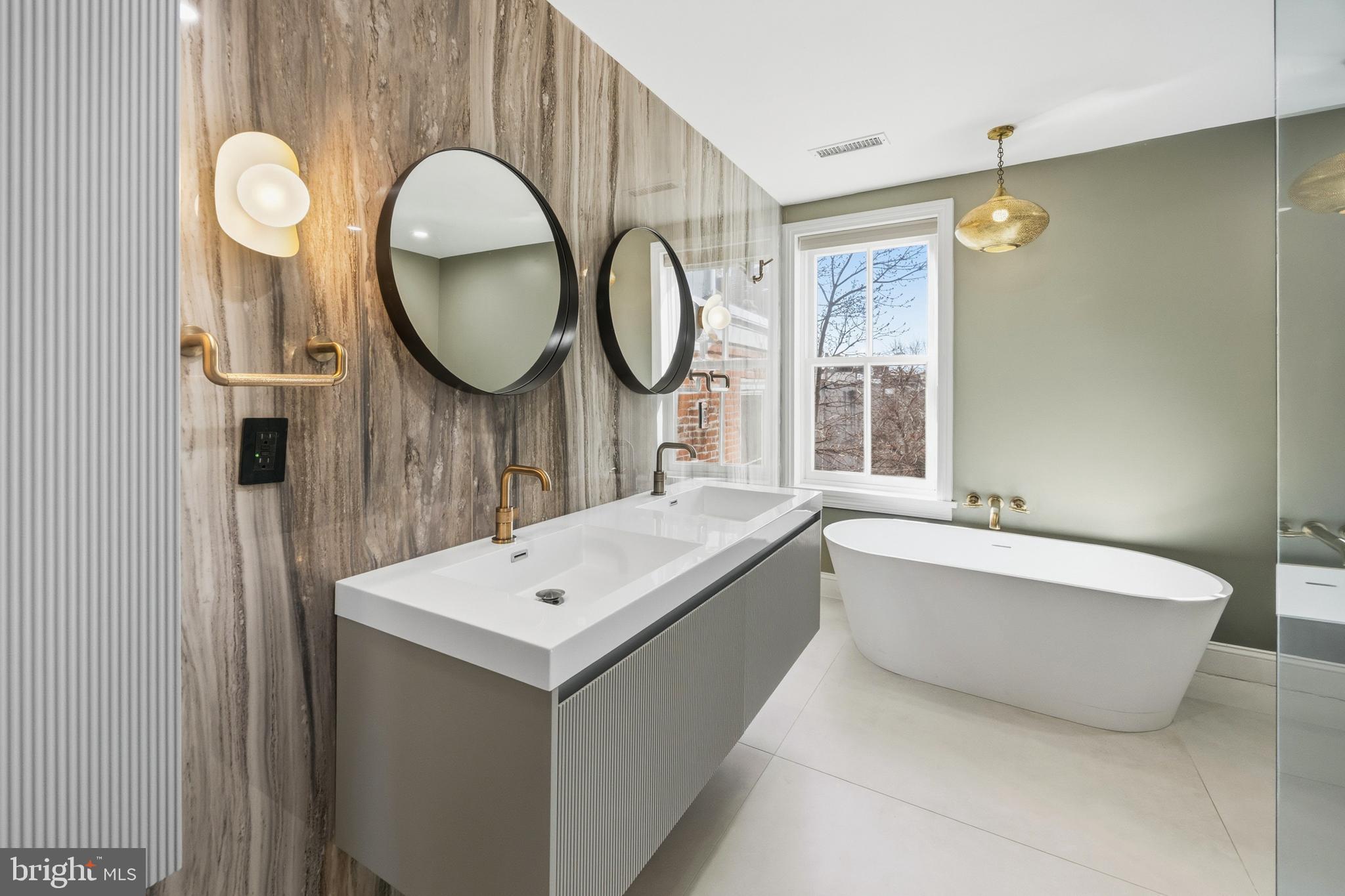 552 North 18th Street Philadelphia, PA 19130 - Photo 30 of 51 a bathroom with a bathtub a mirror and a sink