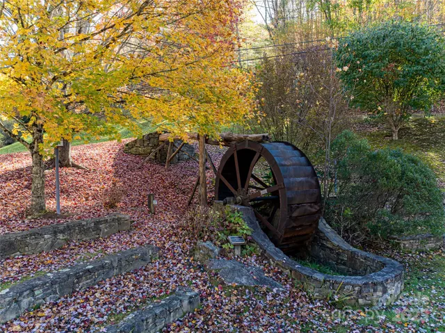 a view of a back yard