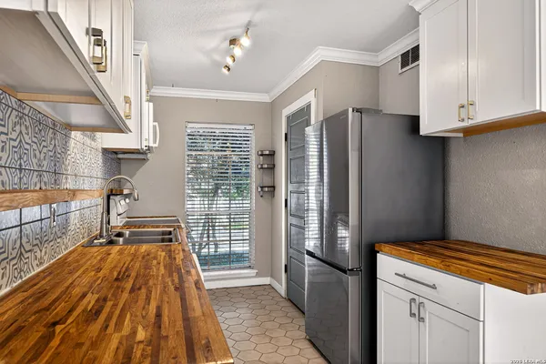 $245,000 | 1045 Shook Avenue, Unit 145H, Olmos Park, TX 78212