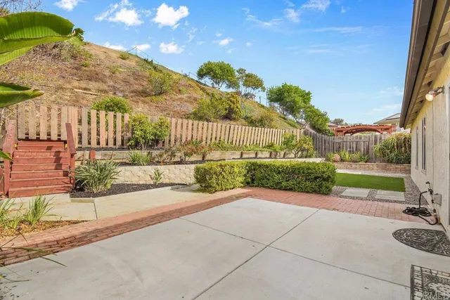 a view of a backyard with pathway