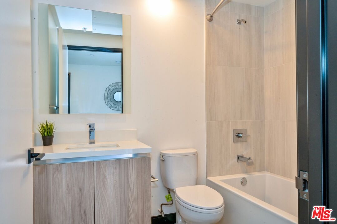 11445 Riverside Drive, Unit 101 North Hollywood, CA 91602 - Photo 11 of 21 a bathroom with a bathtub a sink a toilet and a mirror