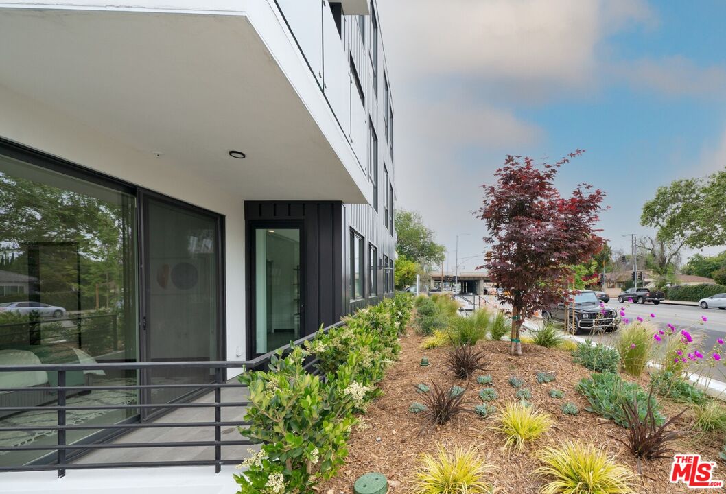 11445 Riverside Drive, Unit 101 North Hollywood, CA 91602 - Photo 14 of 21