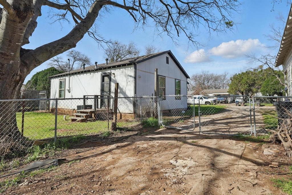 1805 Daniel Street Fort Worth, TX 76104 - Photo 38 of 38 a view of a yard in front of a house