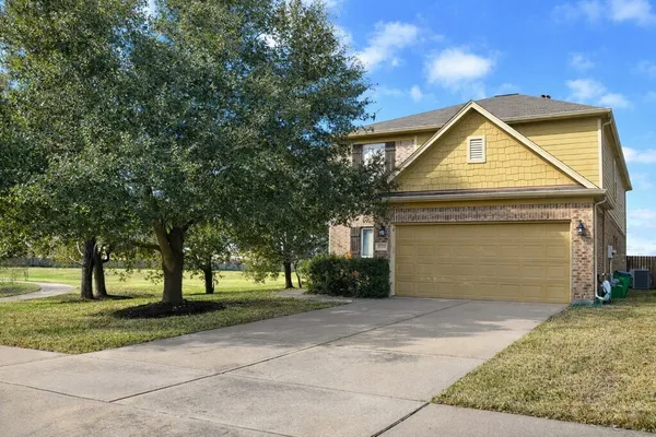 a view of a house with a yard