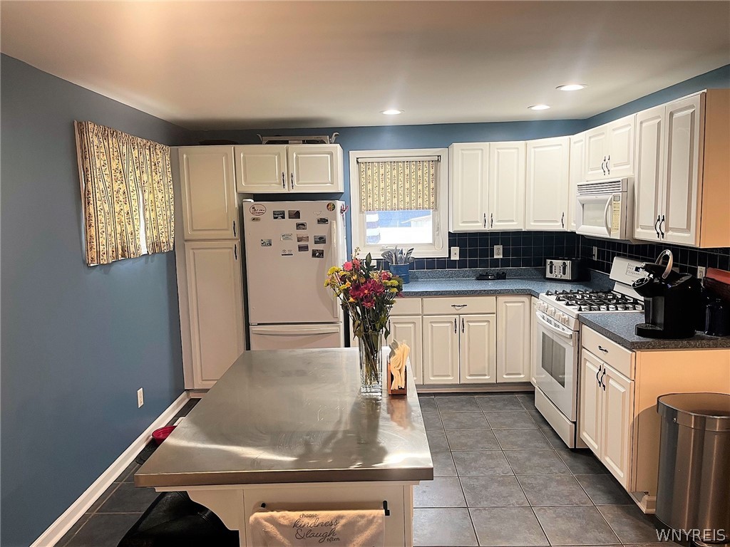 19 Greentree Road Tonawanda Town, NY 14150 - Photo 2 of 32