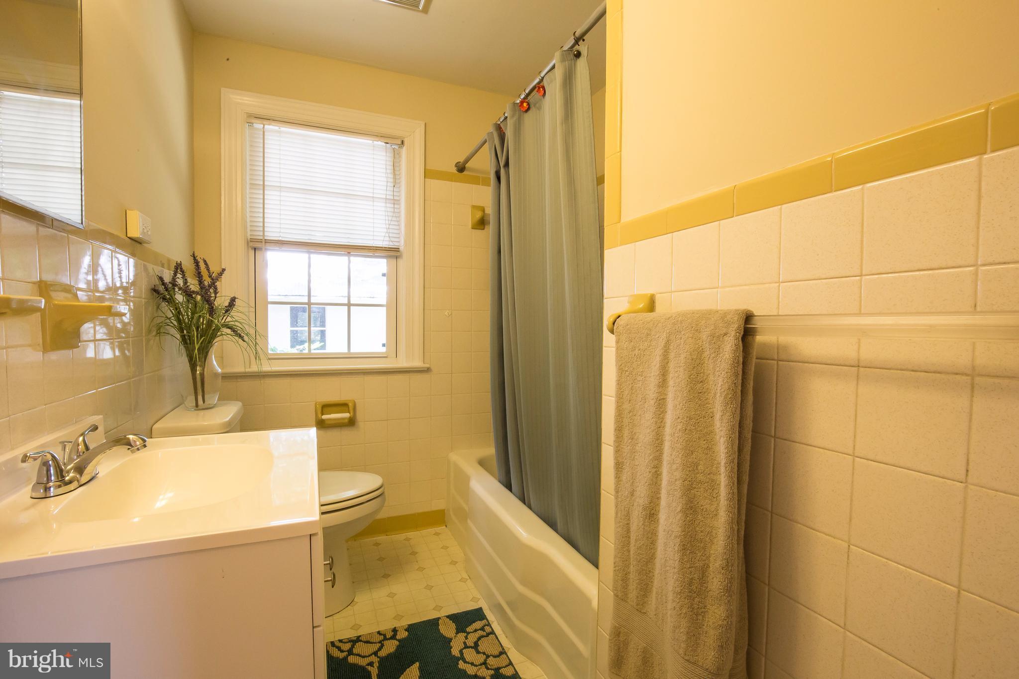 8501 Brock Road Spotsylvania, VA 22553 - Photo 14 of 22 MAIN LEVEL BATH