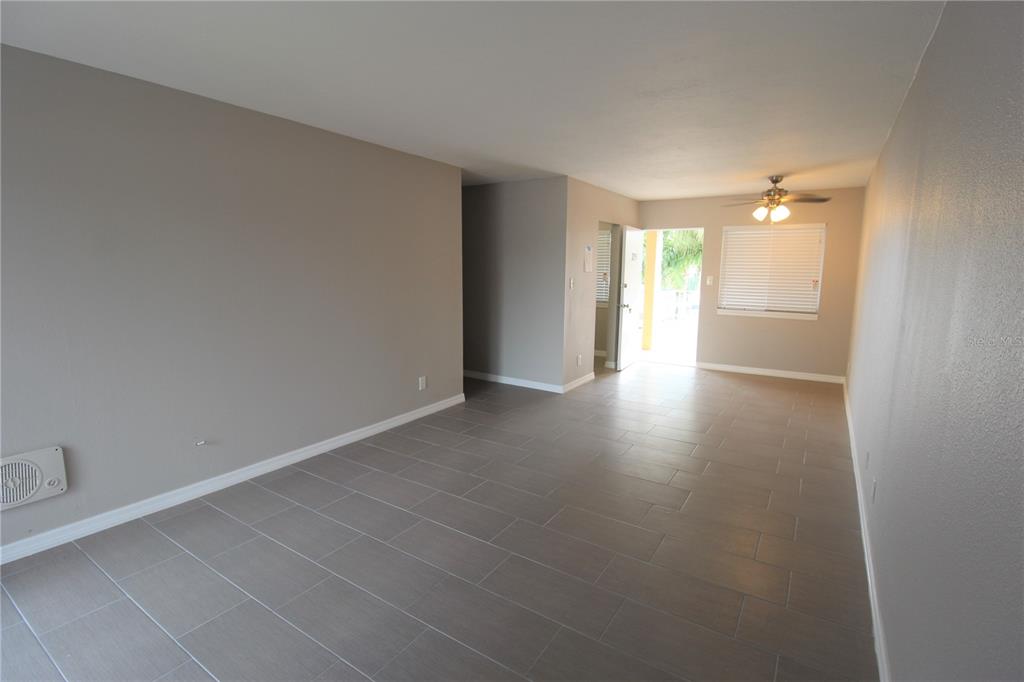 3001 Bee Ridge Road, Unit 215 Sarasota, FL 34239 - Photo 4 of 17
