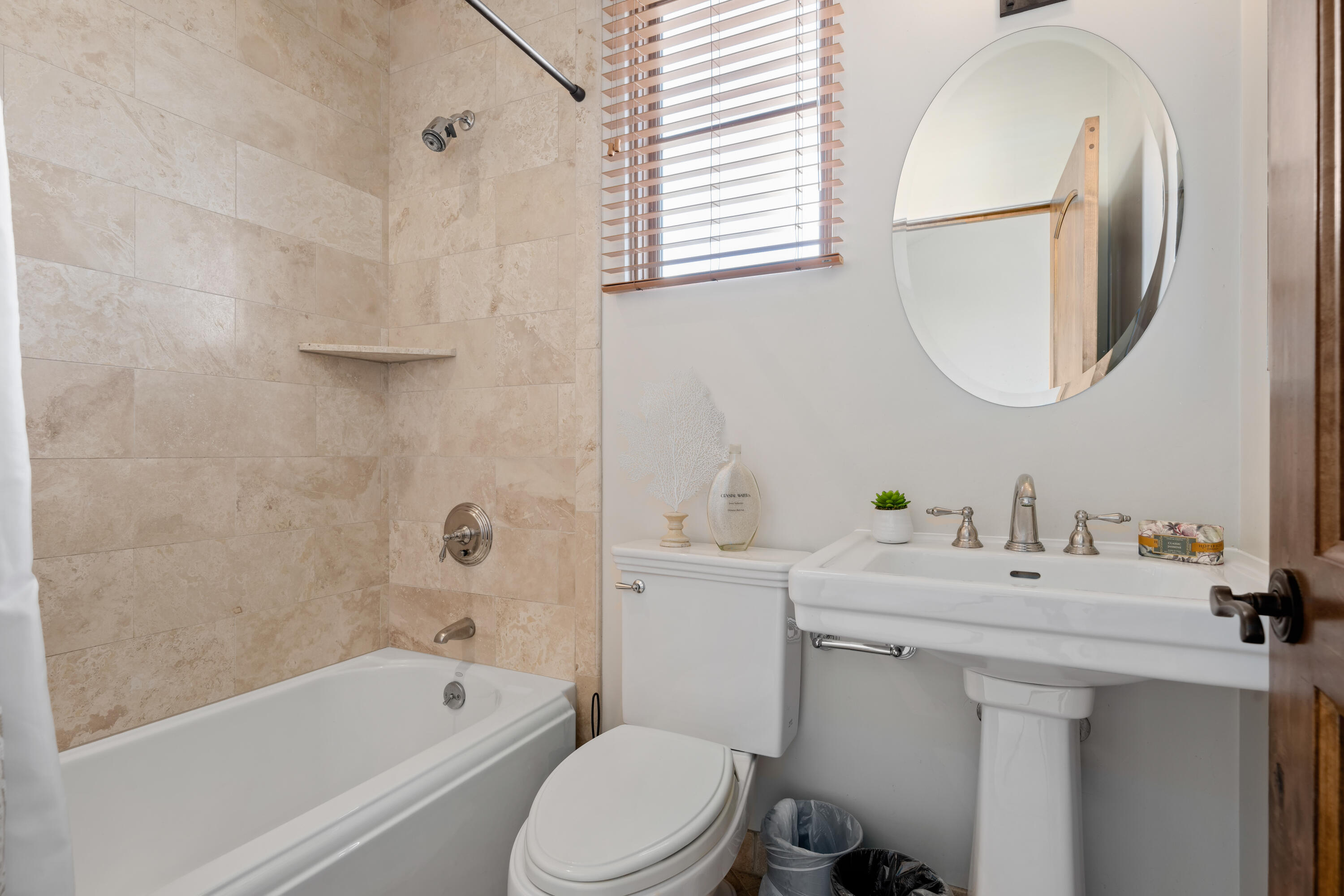 618 Anacapa Street, Unit 5 Santa Barbara, CA 93101 - Photo 31 of 38 Bathroom off third bedroom