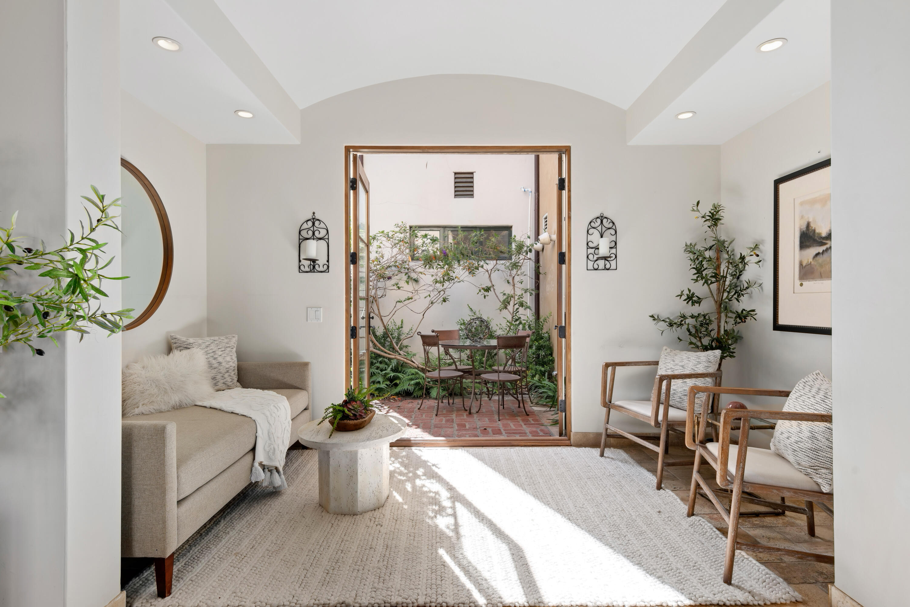 618 Anacapa Street, Unit 5 Santa Barbara, CA 93101 - Photo 5 of 38 Sitting area
