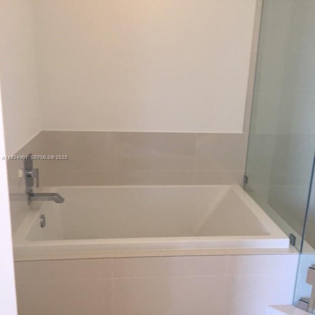 45 Southwest 9th Street, Unit 3201 Miami, FL 33130 - Photo 19 of 19 a bathroom with a bathtub