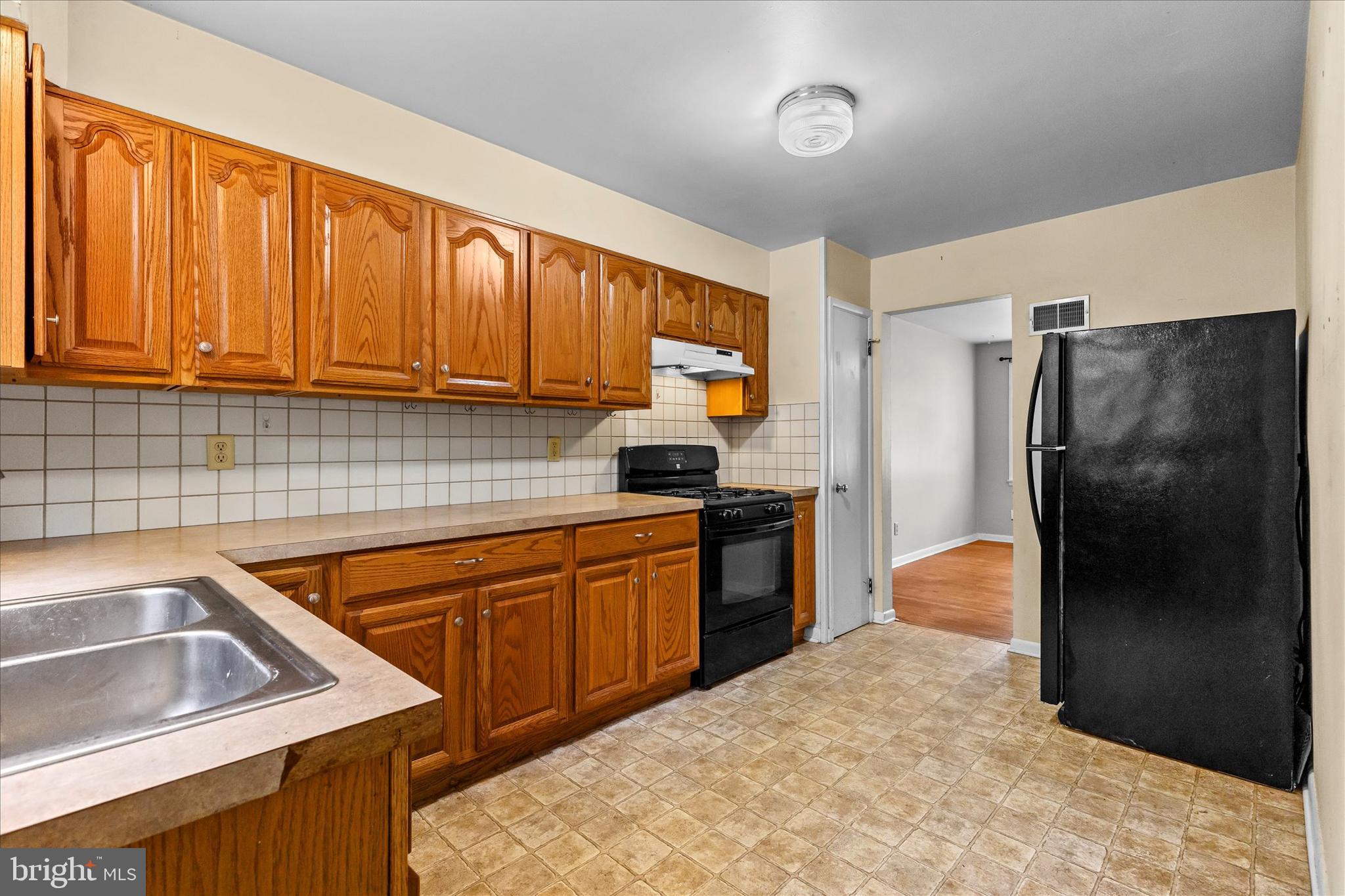 3415 East Market Street York, PA 17402 - Photo 8 of 45 Roomy kitchen with oak cabinetry