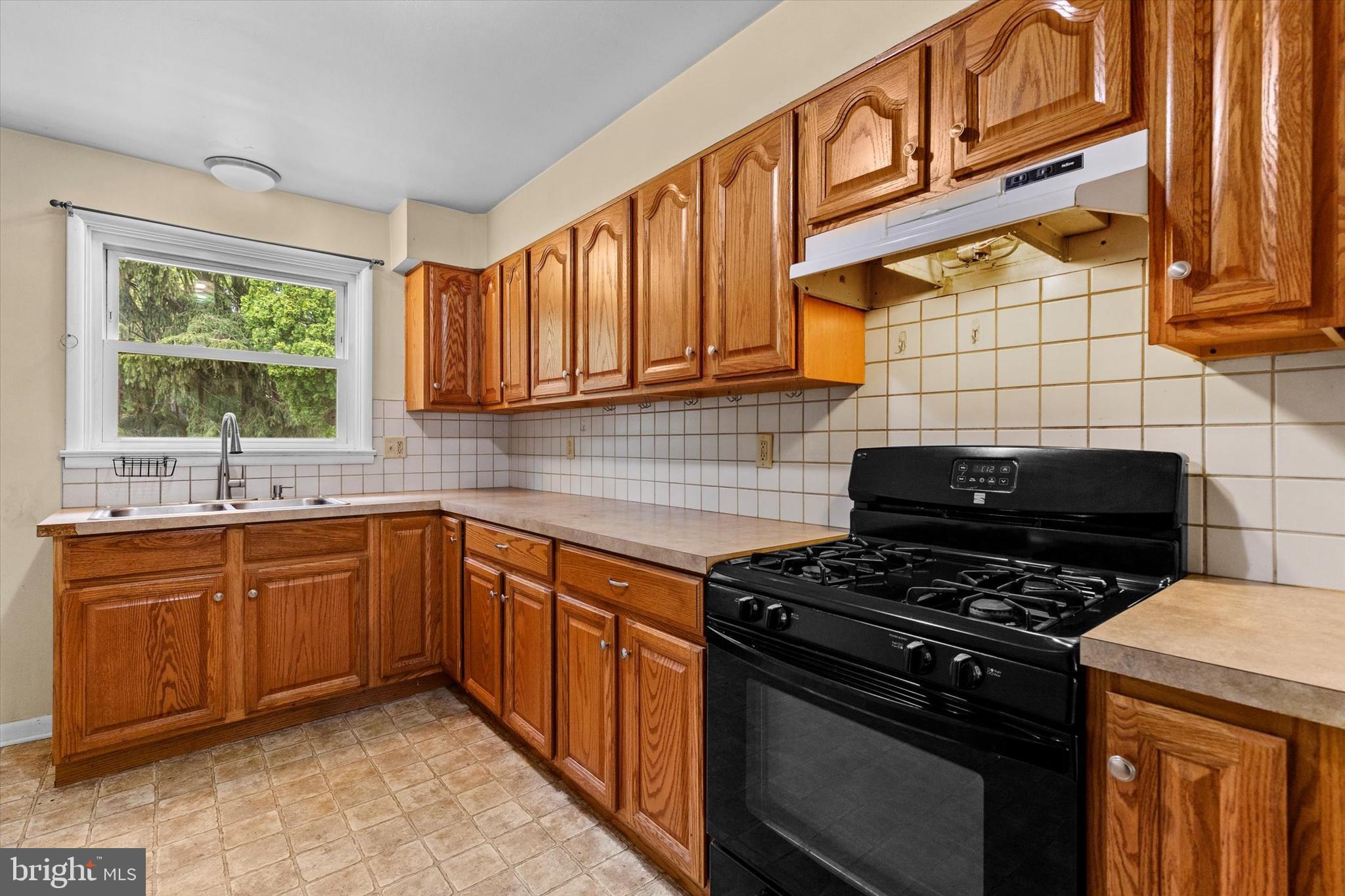 3415 East Market Street York, PA 17402 - Photo 9 of 45 Gas cooking