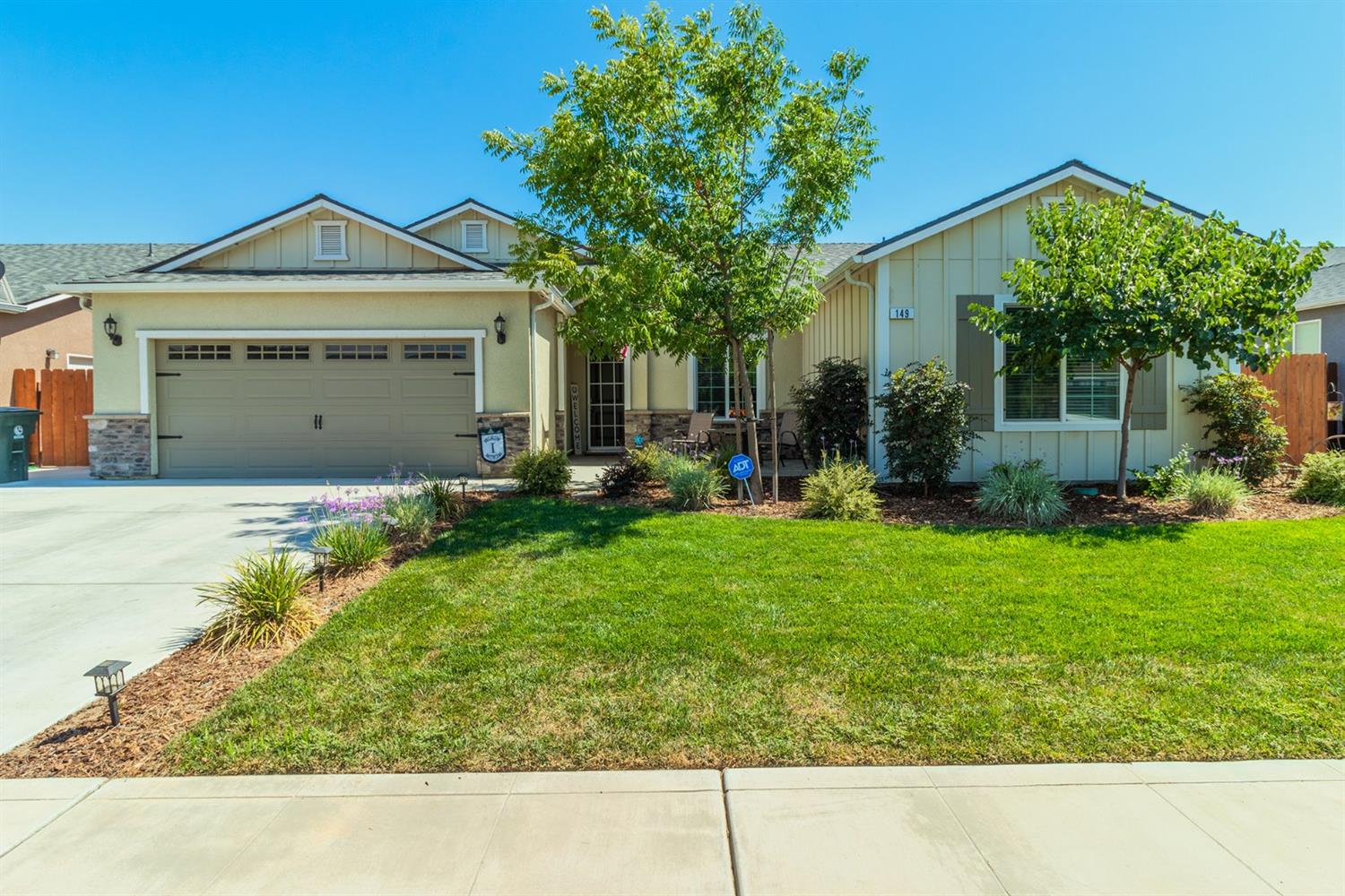 149 West Lilac Avenue Reedley, CA 93654 - Photo 1 of 22 Gallery Image 1