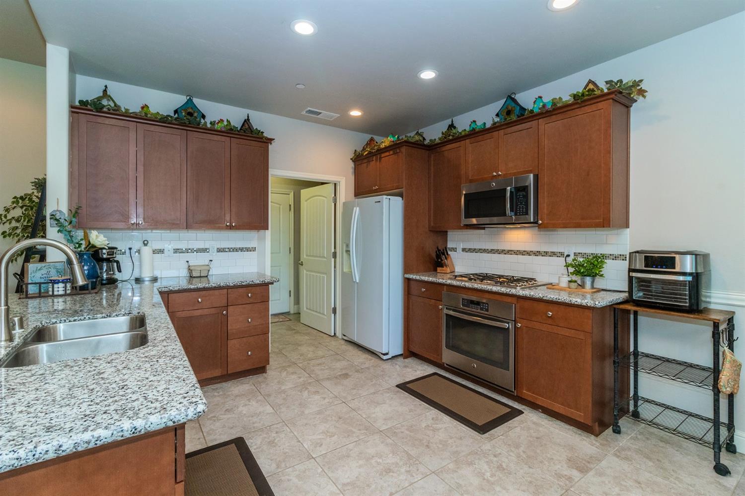 149 West Lilac Avenue Reedley, CA 93654 - Photo 8 of 22 Gallery Image 8