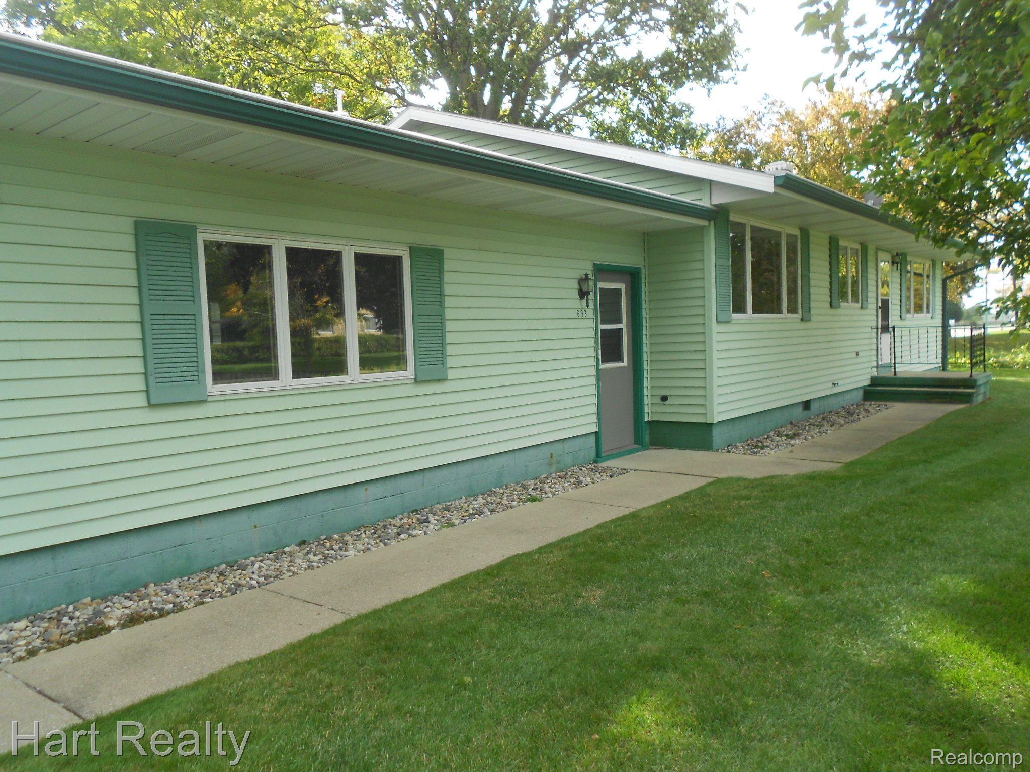 693 Davis Street Sebewaing, MI 48759 - Photo 7 of 42 Side walk down the side of the garage.