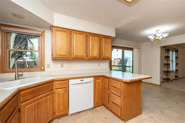 $370,000 | 1303 Pin Oak Circle, Ottawa, KS 66067