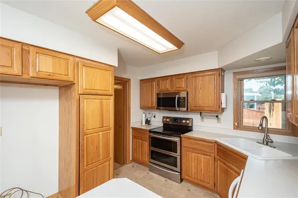 $370,000 | 1303 Pin Oak Circle, Ottawa, KS 66067