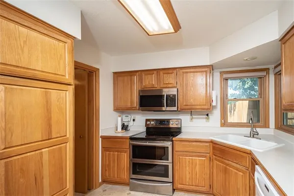 $370,000 | 1303 Pin Oak Circle, Ottawa, KS 66067