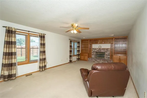 $370,000 | 1303 Pin Oak Circle, Ottawa, KS 66067