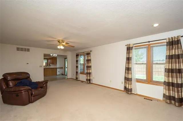 $380,000 | 1303 Pin Oak Circle, Ottawa, KS 66067