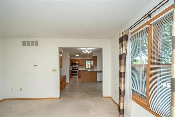 $370,000 | 1303 Pin Oak Circle, Ottawa, KS 66067
