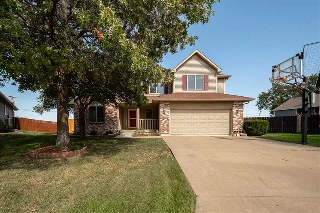 $380,000 | 1303 Pin Oak Circle, Ottawa, KS 66067