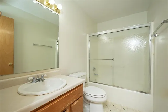 $380,000 | 1303 Pin Oak Circle, Ottawa, KS 66067