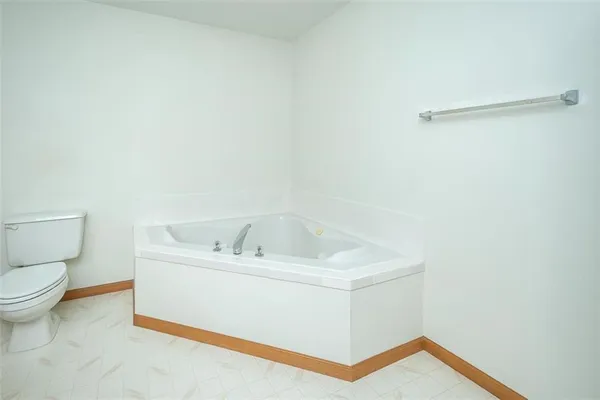 $370,000 | 1303 Pin Oak Circle, Ottawa, KS 66067