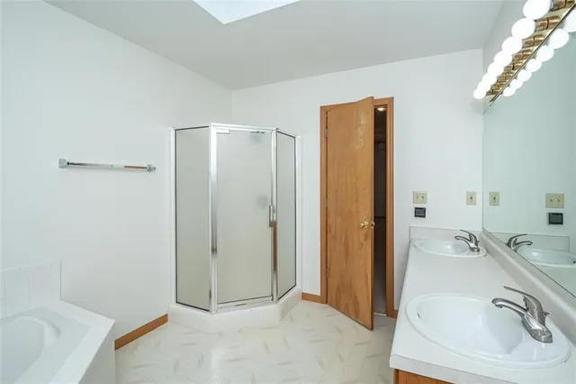 $380,000 | 1303 Pin Oak Circle, Ottawa, KS 66067