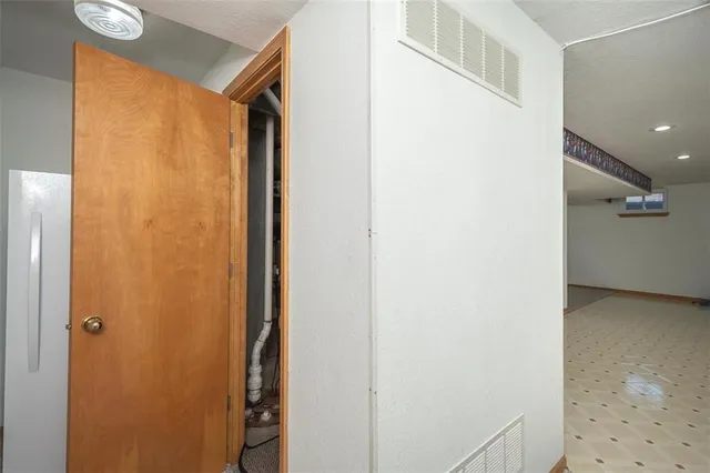 $380,000 | 1303 Pin Oak Circle, Ottawa, KS 66067