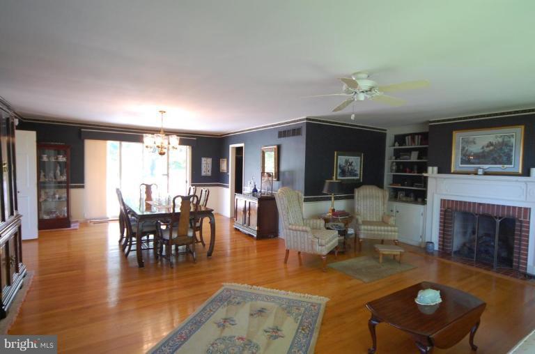 4832 Round Hill Road Frederick, MD 21702 - Photo 2 of 28 Living Room