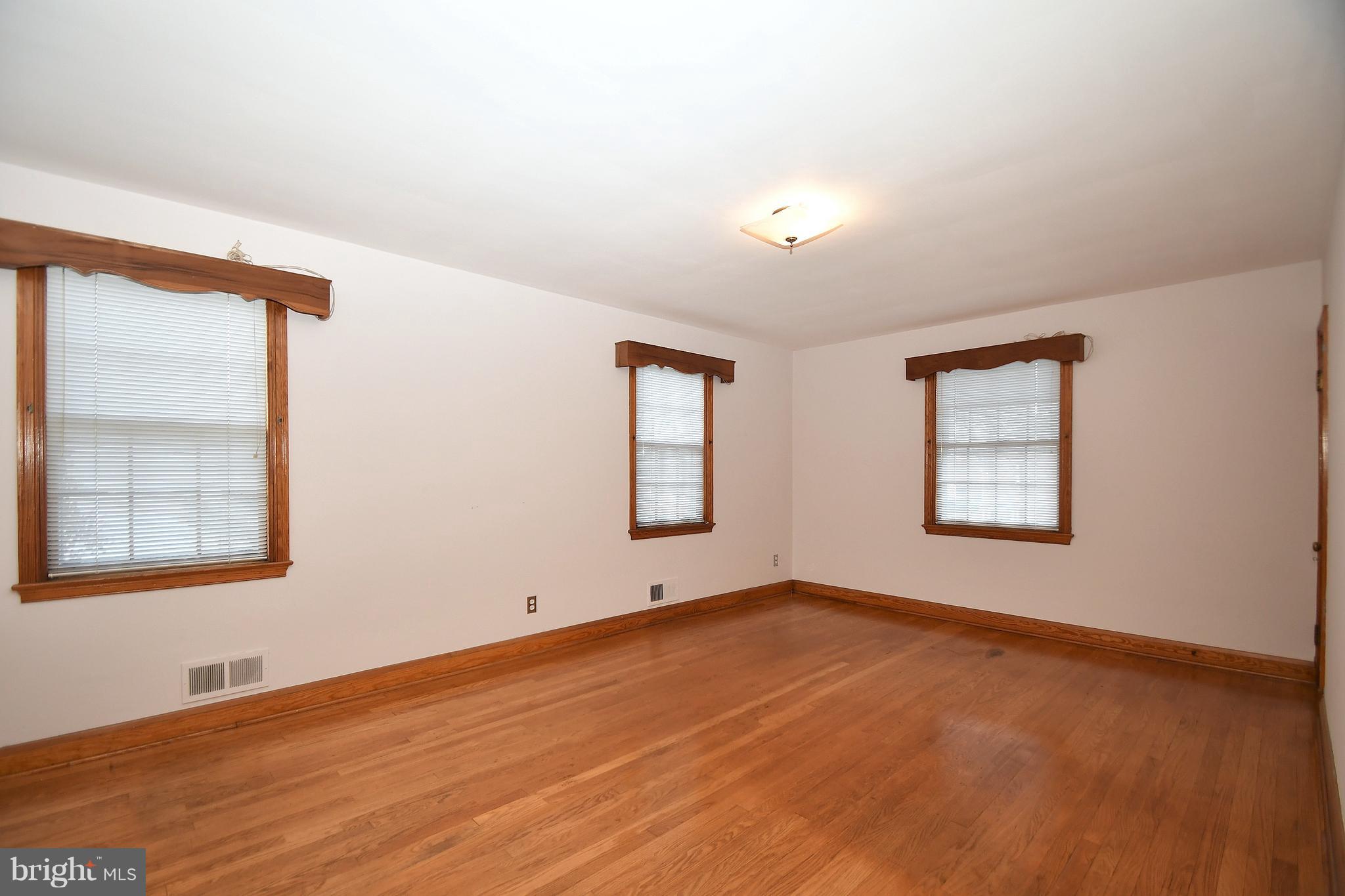 7009 Mornington Road Dundalk, MD 21222 - Photo 20 of 48 an empty room with a window