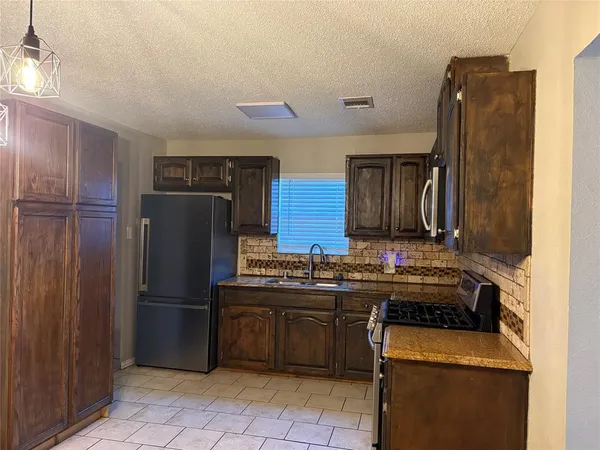 $1,900 | 5704 Hiett Court, Fort Worth, TX 76112