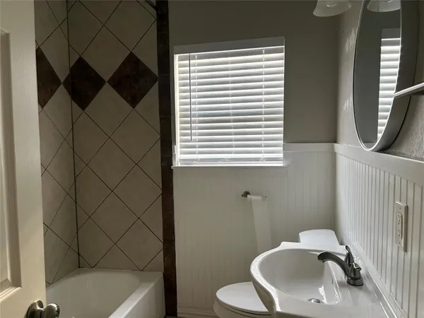 $1,900 | 5704 Hiett Court, Fort Worth, TX 76112