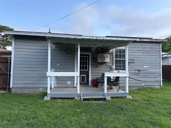 $1,900 | 5704 Hiett Court, Fort Worth, TX 76112