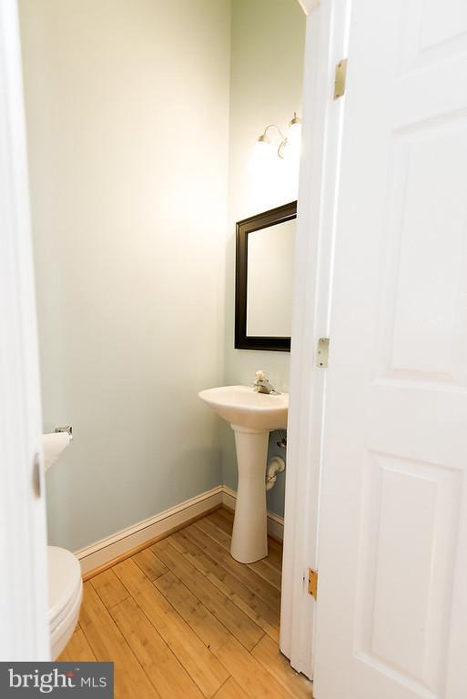 646 Springhouse Square Southeast Leesburg, VA 20175 - Photo 7 of 25 Main~Level Powder Room