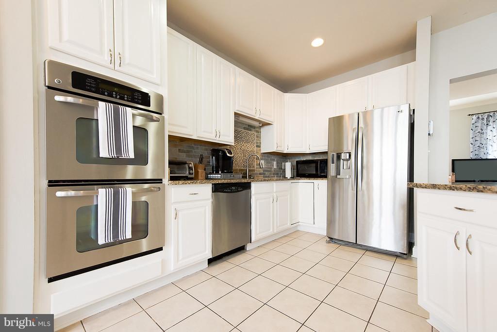 646 Springhouse Square Southeast Leesburg, VA 20175 - Photo 10 of 25 Gourmet Kitchen