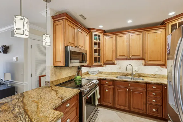 $424,900 | 6381 Bay Club Drive, Unit 3, Fort Lauderdale, FL 33308