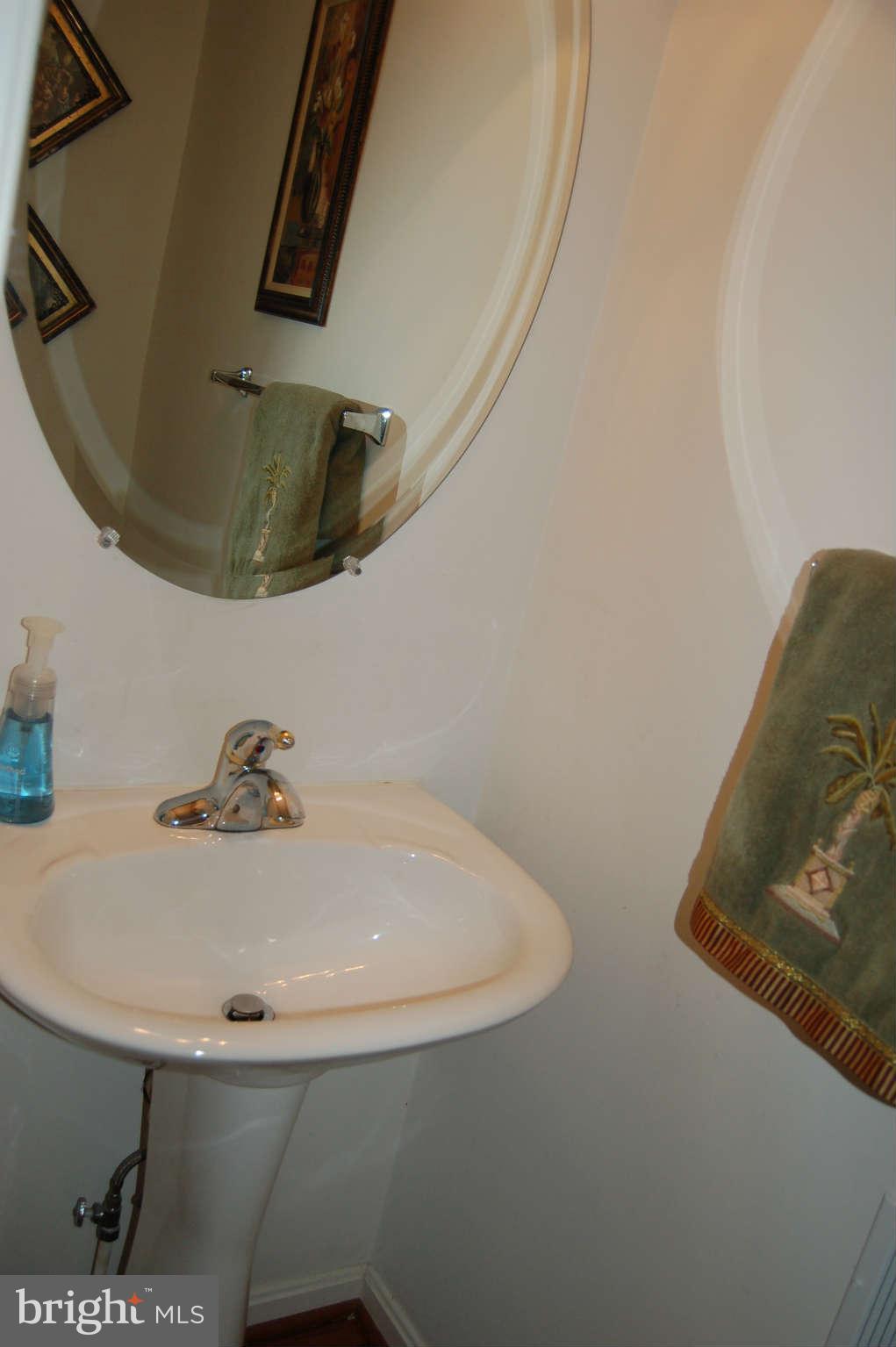 18812 Broken Oak Road Boyds, MD 20841 - Photo 26 of 30 a bathroom with a sink and mirror