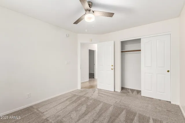 a view of empty room with a ceiling fan
