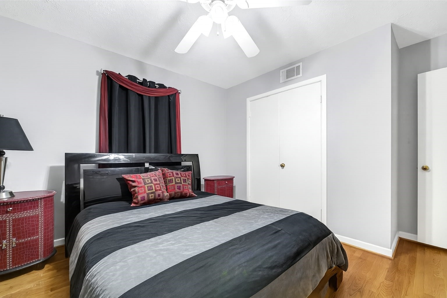 4831 Knickerbocker Street Houston, TX 77035 - Photo 32 of 50 Bedroom offering ample space, soft lighting, and direct access to an en-suite or walk-in closet.