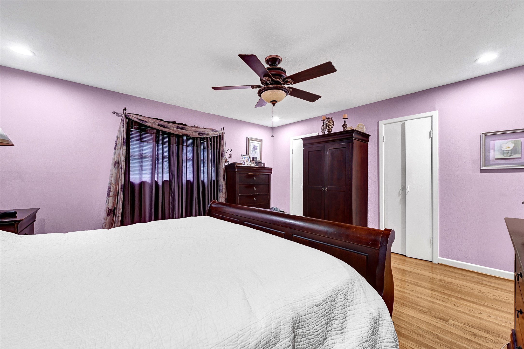 4831 Knickerbocker Street Houston, TX 77035 - Photo 44 of 50 a bed room with a bed and a closet