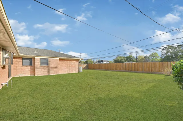 a view of a back yard