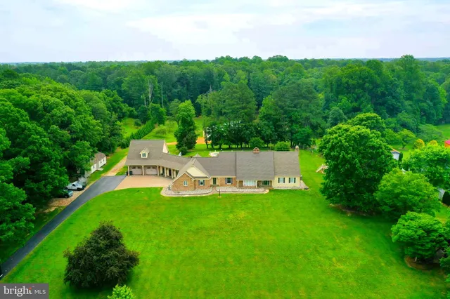 a view of a back yard of the house