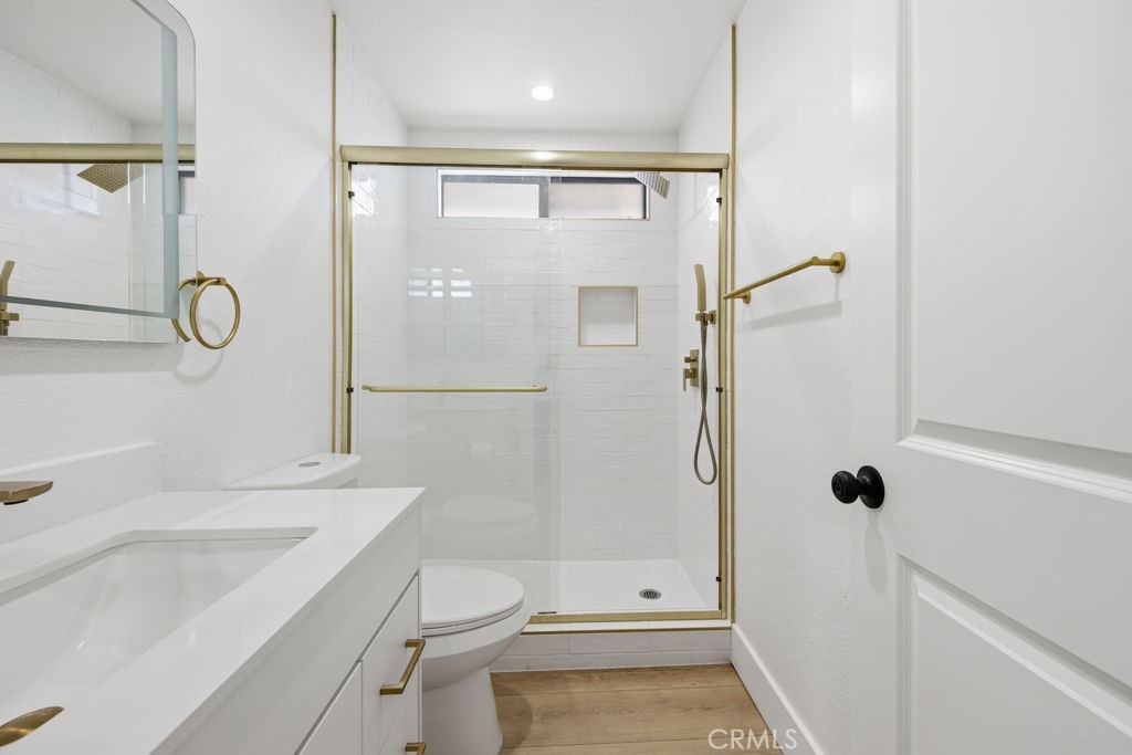 647 East Jenner Street Lancaster, CA 93535 - Photo 17 of 25 Upstairs Shower