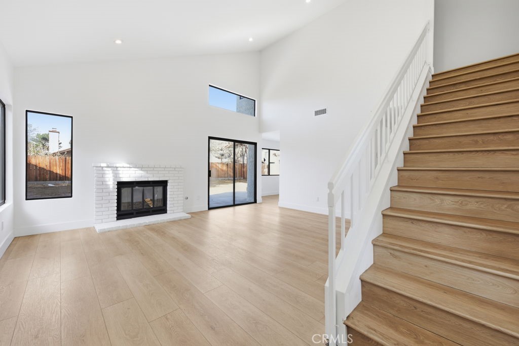647 East Jenner Street Lancaster, CA 93535 - Photo 2 of 25 Entry