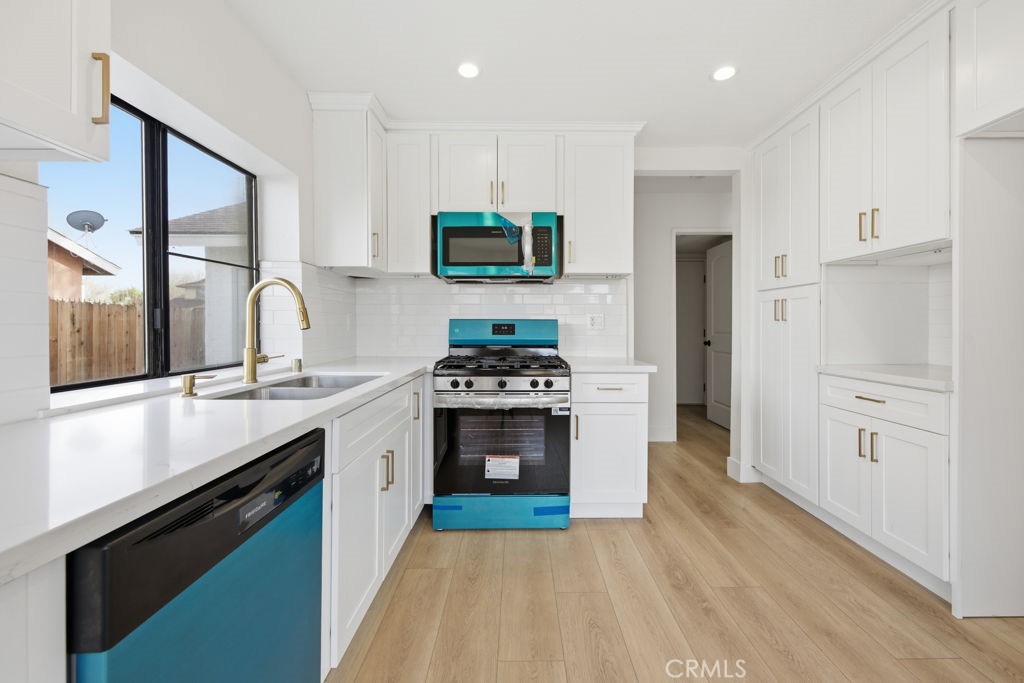 647 East Jenner Street Lancaster, CA 93535 - Photo 9 of 25 Kitchen