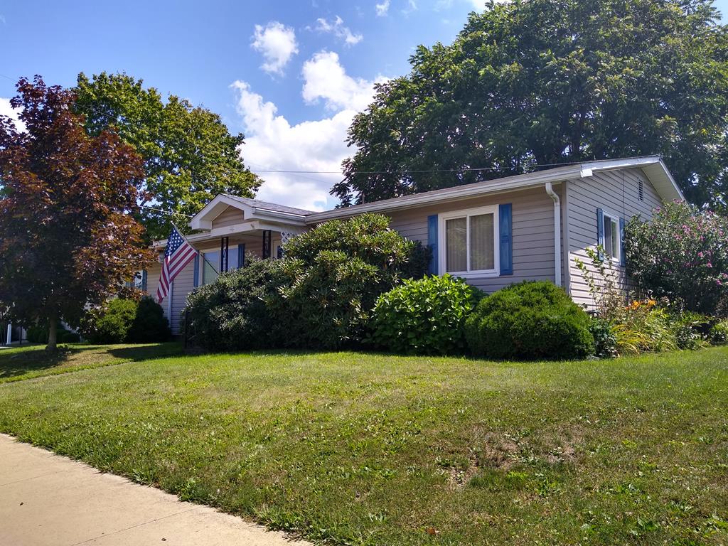 492 Chestnut Street Rimersburg, PA 16248 - Photo 1 of 15 a front view of a house with garden